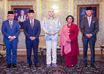 SULTAN Nazrin Muizzuddin Shah (tengah)  berkenan menerima menghadap Ahmad Zahid Hamidi (dua dari kiri) di Istana Perak, hari ini.