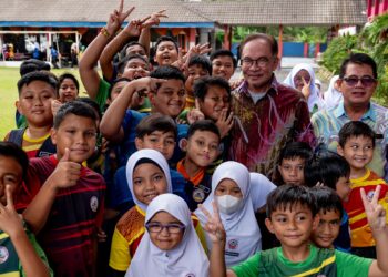 ANWAR Ibrahim disambut para pelajar  Sekolah Kebangsaan Desa Tasik, Bandar Tasik Selatan di sini, hari ini.