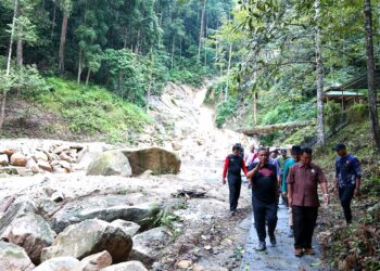 MENTERI Besar Negeri Sembilan, Datuk Seri Aminuddin Harun (empat dari kanan) dan Saleh (dua dari kanan) ketika melihat Taman Eko Rimba Jeram Toi, Jelebu yang sedang dibaik pulih sebelum ia dibuka semula untuk kunjungan orang ramai.