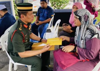 ZAHARI Mohd. Ariffin menyampaikan sumbangan peribadi Yang di-Pertuan Agong kepada waris mangsa nahas pesawat terhempas. - ISTANA NEGARA