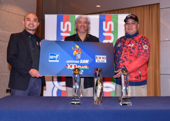 Presiden Persatuan Penulis-Penulis Sukan Malaysia (SAM), Norismadi Manap (tengah) ketika sidang media Anugerah SAM – 100PLUS 2022. di Kuala Lumpur hari ini. (FOTO: Ihsan SAM)
