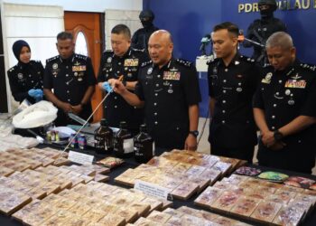 MOHD. KAMARUDIN Md. Din menunjukkan sebahagian dadah dadah jenis heroin dan heroin base bernilai RM5.78 juta yang dirampas daripada satu sindiket dalam sidang akhbar di IPK Pulau Pinang, George Town hari ini. - Pic IQBAL HAMDAN