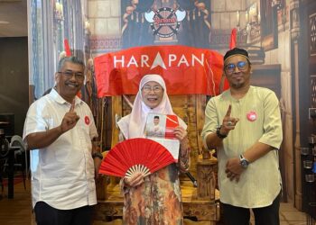 CALON gabungan PH-BN, Johari Kassim (kiri) bersama Dr. Wan Azizah Wan Ismail pada program Bicara Santai Usahawanita dan Wanita Bersama isteri Perdana Menteri di Bukit Mertajam, Pulau Pinang hari ini.