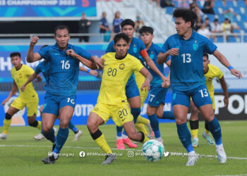 AIMAN Afif cuba mengawal bola daripada dirampas pemain Thailand dalam aksi penentuan tempat ketiga Piala AF B-23 di Rayong, Thailand sebentar tadi.-Ihsan FAM