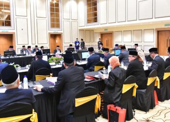 SULTAN Sharafuddin Idris Shah ketika mempengerusikan mesyuarat Majlis Kebangsaan Bagi Hal Ehwal Agam Islam Malaysia (MKI) Kali Ke-70 di Dewan Syarahan dan Muzakarah Islam Shah Alam, Masjid Sultan Salahuddin Abdul Aziz Shah, Shah Alam.