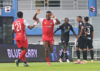 Pemain PDRM FC, James Okwosa meraikan jaringan ketika membenam Penang FC 3-0 dalam aksi Liga Super yang berlangsung di Stadium Majlis Bandaraya Petaling Jaya (MBPJ) hari ini. (FOTO: ihsan MFL)