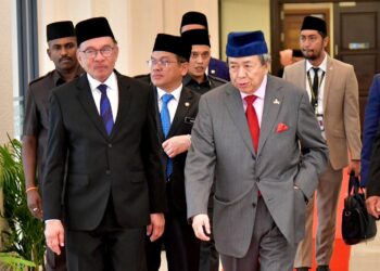 SULTAN Sharafuddin Idris Shah ketika hadir mempengerusikan mesyuarat Majlis Kebangsaan Bagi Hal Ehwal Agam Islam Malaysia (MKI) Kali Ke-70 di Dewan Syarahan dan Muzakarah Islam Shah Alam, Masjid Sultan Salahuddin Abdul Aziz Shah, Shah Alam.