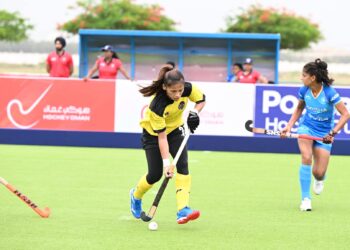 PEMAIN negara mengawal bola ketika menentang India dalam Kejohanan Hoki 5 sebelah (5s) Piala Asia 2023 di Salalah, Oman sebentar tadi.