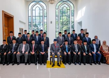 SULTAN Sharafuddin Idris Shah berkenan mempengerusikan Mesyuarat Majlis Kebangsaan Bagi Hal Ehwal Agama Islam Malaysia (MKI) ke-70 di Dewan Syarahan dan Muzakarah Islam Shah Alam, Masjid Sultan Salahuddin Abdul Aziz Shah, di Shah Alam.