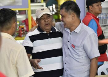 NAZRI Abdul Rahman bertemu para pengundi di sekitar Simpang Jeram, Muar, Johor. - UTUSAN/ADNAN IBRAHIM
