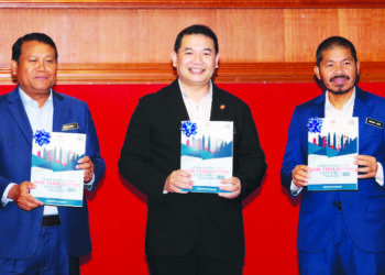 RAFIZI Ramli (tengah) melancarkan Penerbitan Statistik Upah Pekerja (Sektor Formal) Suku Tahun Pertama 2023 di Putrajaya. - UTUSAN/FAISOL MUSTAFA