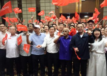 BARISAN pemimpin PH-BN meraikan kemenangan memenangi PRN-15 Pulau Pinang di George Town, Pulau Pinang malam ini. - Pic: IQBAL HAMDAN