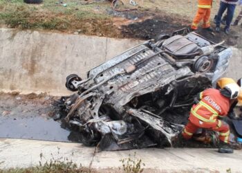 KEADAAN kereta yang terbakar menyebabkan empat lelaki rentung di Kilometer  220 WCE arah utara, dekat Ayer Tawar hari ini. - UTUSAN/JBPM PERAK