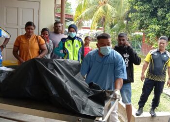 MAYAT mangsa yang rentung dalam kebakaran kereta di WCE petang semalam dibawa keluar dari HSM untuk dihantar ke HRPB hari ini. - UTUSAN