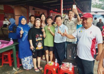 CHOW Kon Yeow bersama calon DUN Permatang Berangan daripada BN, Nor Hafizah Othman (kiri) pada program bersama penduduk di Permatang Berangan, Pulau Pinang hari ini.