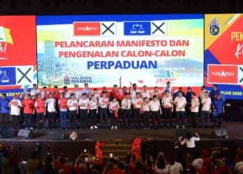 BARISAN 40 calon Kerajaan Perpaduan yang bertanding pada PRN-15 Pulau Pinang pada Majlis Pelancaran Manifesto dan Pengenalan Calon-Calon Perpaduan di Pusat Konvensyen PICCA Butterworth Arena, Pulau Pinang malam tadi. - Pic: IQBAL HAMDAN