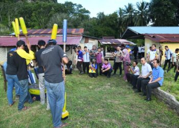 MOHD. Shukri Ramli menyaksikan persembahan alu bunyi di Kampung Nesam, Kangar, Perlis hari ini.- UTUSAN/IZLIZAN OTHMAN