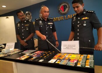 SOFFIAN Santong menunjukan antara barangan yang dirampas susulan penahahan tiga suspek sindiket penipuan online dalam sidang akhbar di IPD Timur Laut, George Town, Pulau Pinang hari ini.