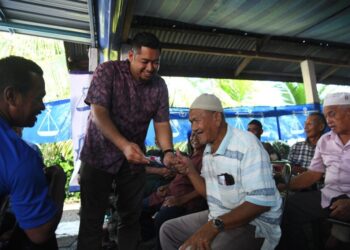 HAYAZI Azizan beramah mesra bersama penduduk di Bilik Gerakan Jentera di Pida 4, Kedah hari ini.-UTUSAN/IZLIZAN OTHMAN