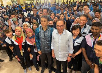 ANWAR Ibrahim ketika menghadiri program minum petang bersama pekerja industri dan pembuatan Pulau Pinang di Dell Technologies di Bukit Tengah, Pulau Pinang hari ini. - Pic: SITI NUR MAS ERAH AMRAN