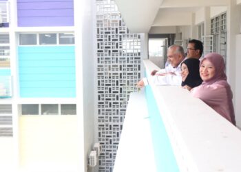 FADHLINA Sidek meninjau SMKPK Bumbong Lima di Kepala Batas hari ini, selepas merasmikan sekolah itu yang juga sekolah pendidikan khas kelima di Pulau Pinang. - Pic: IQBAL HAMDAN