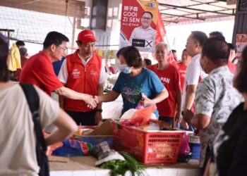 CHOW Kon Yeow ketika berkempen bertemu pengundi di sekitar Pulau Pinang hari ini menjelang PRN yang bakal berlangsung 12 Ogos ini.
