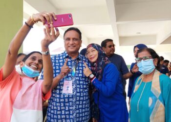 REEZAL Merican Naina Merican dan isteri bergambar bersama pengundi selepas selesai menjalankan tanggungjawab mengundi di SJKC Pei Yu, Kepala Batas, Pulau Pinang hari ini.