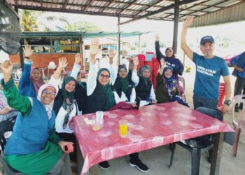 KHALIQ MEHTAB Mohd. Ishaq (kanan) beramah mesra bersama jentera Wanita Ummah Arau ketika ditemui dalam siri jelajah kempennya sempena PRN di Kampung Kuala Bekah, Penaga, Pulau Pinang hari ini.
