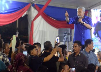 AHMAD ZAHID Hamidi ketika berucap pada program Jelajah Perpaduan Madani, di Kampung Melayu, Air Itam, Pulau Pinang, malam ini. - Pic: IQBAL HAMDAN