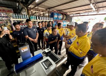 Tuanku Syed Faizuddin Putra Jamalullail berkenan berangkat mengetuai Program Kayuhan Semarak Gemilang MARA 66 yang bermula dan berakhir  di perkarangan Dewan Pertubuhan Kebajikan Rumah Anak Yatim Mak Teh, Kangar.-UTUSAN