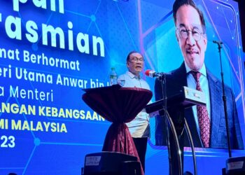 ANWAR Ibrahim ketika berucap merasmikan Majlis Persidangan Kebangsaan Ekonomi Malaysia Ke-16 (PERKEM 16) di Butterworth, Pulau Pinang hari ini.