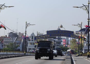 KONVOI Kembara Mahkota Johor (KMJ) 2023 melalui Jambatan Sultan Ismail, Muar menuju ke Sawah Ring di daerah Tangkak.