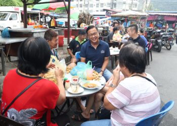 DOMINIC Lau ketika bertemu penduduk setempat di Taman Sahabat, Teluk Kumbar, Pulau Pinang hari ini. - Pic: IQBAL HAMDAN