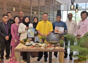 TUANKU Syed Faizuddin Putra Jamalullail 
melancarkan promosi masakan Perlis di Bahang Bay Hotel, Teluk Bahang, Batu Ferringhi, Pulau Pinang, semalam.- UTUSAN