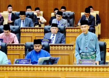 MOHD. Shukri Ramli (kanan) menjawab pertanyaan lisan dikemukakan sewaktu Mesyuarat Ketiga Penggal Persidangan Pertama Dewan Undangan Negeri (DUN) Perlis Ke-15 di Kangar, Perlis hari ini. -UTUSAN/ASYRAF MUHAMMAD