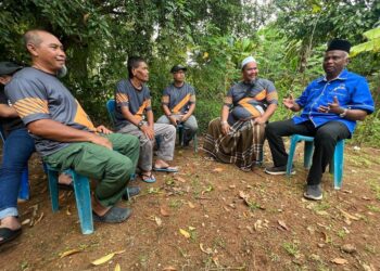 ZAINOL Abidin Mohamad (kanan) turun padang mendekati masyakat sewaktu Program Kacau Bubur Asyura di Kampung Telok Ara, Kubang Pasu, Kedah. -UTUSAN/ASYRAF MUHAMMAD