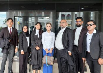 ROZITA Baharom (tengah) bersama barisan peguamnya selepas memfailkan tuntutan saman terhadap pempengaruh, Muhammad Iddin Syah Mohd. Fuzi di Mahkamah Tinggi, George Town, Pulau Pinang hari ini.