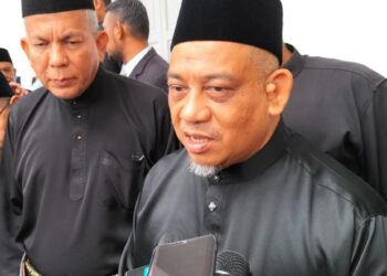MUHAMMAD FAUZI Yusoff (kanan) ketika ditemui pemberita selepas menghadiri majlis angkat sumpah ADUN Pulau Pinang di Dewan Undangan Negeri (DUN), George Town, Pulau Pinang hari ini.