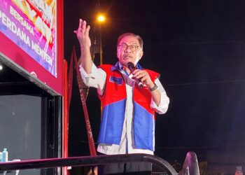 ANWAR Ibarhim ketika berucap pada program Himpunan Rakyat Bersama Perdana Menteri di Dataran Guar Perahu, Bukit Mertajam, Pulau Pinang malam tadi.