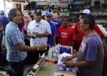 KHAIRY Jamaluddin ketika turun membantu kempen Reezal Merican Naina Merican di pekan lama Kepala Batas, Pulau Pinang hari ini. - PPic IQBAL HAMDAN