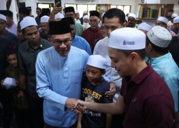 ANWAR Ibrahim bersalaman dengan para jemaah selepas menunaikan solat Jumaat di Masjid Qaryah Kampung Perlis, Balik Pulau, Pulau Pinang hari ini. - Pic: IQBAL HAMDAN