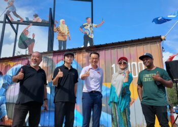 NURUL IZZAH Anwar (dua dari kanan) ketika Majlis Perasmian Komuniti Mural Art Bandar Perda di Bukit Mertajam, Pulau Pinang hari ini.