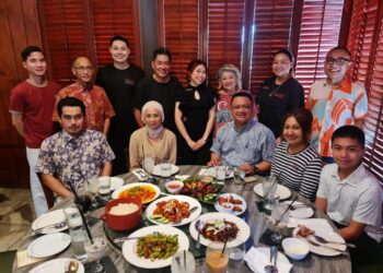 TUANKU Syed Faizuddin Putra Jamalullail
melancarkan promosi makanan Perlis di 
Restoran Belacan Grill Malaysian Bistro di Tustin, California, baru-baru ini.-UTUSAN