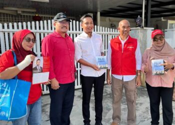 CALON PH daripada PKR bagi kerusi DUN Pantai Jerejak, Fahmi Zainol ketika turun berkempen dan bertemu pengundi di kawasan ditandinginya di Bayan Baru, Pulau Pinang kelmarin.