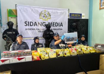 ISMAIL Hashim (duduk, tiga dari kiri) menunjukkan gambar musang salai yang cuba diseludup ke Thailand sewaktu sidang media di Pejabat Kastam Padang Besar, Perlis, hari ini. -UTUSAN/ASYRAF MUHAMMAD