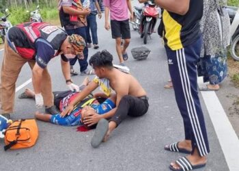 MANGSA diberikan rawatan awal setelah cedera parah akibat terlanggar lembu yang melintas di Jalan Kampung Kota Bukit, Mukim Jeneri, Sik.