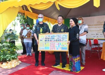 TUANKU Syed Faizuddin Putra Jamalullail menyerahkan penghargaan pada majlis apresiasi penaja sisipan khas dalam akhbar tempatan sempena sambutan ulang tahun keputeraan Raja Perlis ke-80 di dataran Tuanku Canselor Universiti Teknologi Mara (UiTM), Arau, Perlis, semalam.-UTUSAN/IZLIZAN OTHMAN