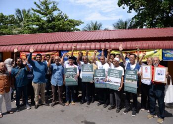 DOMINIC Lau ketika menyertai kumpulan nelayan dan NGO membantah projek tambak laut selatan Pulau Pinang dalam sidang akhbar oleh Jawatankuasa Tolak Tambak bersama pemimpin persatuan nelayan di Unit Nelayan Sungai Batu, Teluk Kumbar, Pulau Pinang hari ini.