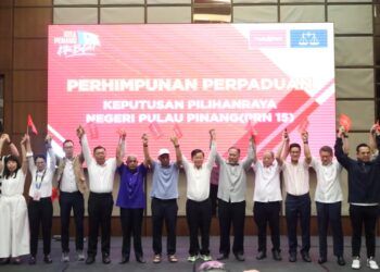 BARISAN pemimpin PH-BN meraikan kemenangan memenangi PRN-15 Pulau Pinang di George Town, Pulau Pinang malam ini. - Pic: IQBAL HAMDAN