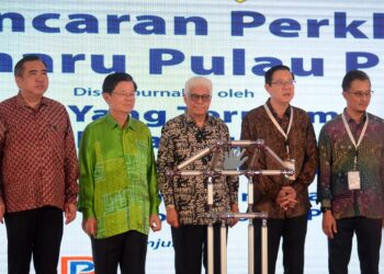 AHMAD FUZI Abdul Razak (tengah) bersama Anthony Loke (kiri) dan Chow Kon Yeow (dua dari kiri) pada majlis pelancaran perkhidmatan feri baharu Pulau Pinang di PRTU, George Town, Pulau Pinang hari ini. - Pic: IQBAL HAMDAN